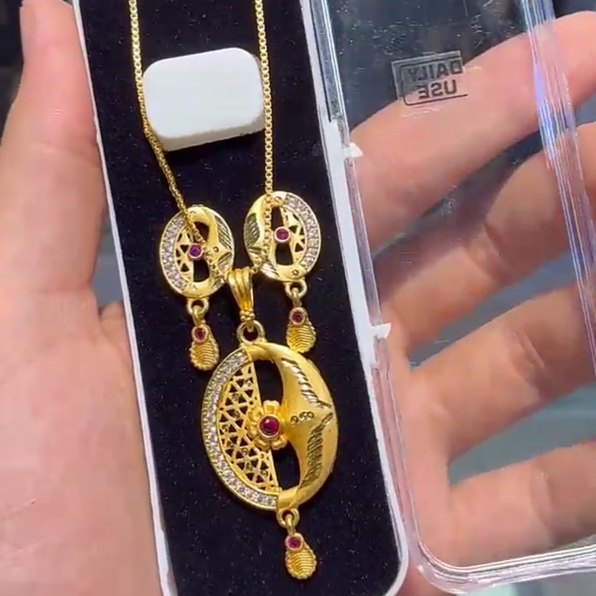 Beautifully Crafted Necklace Set – Free Jewellery Box Included