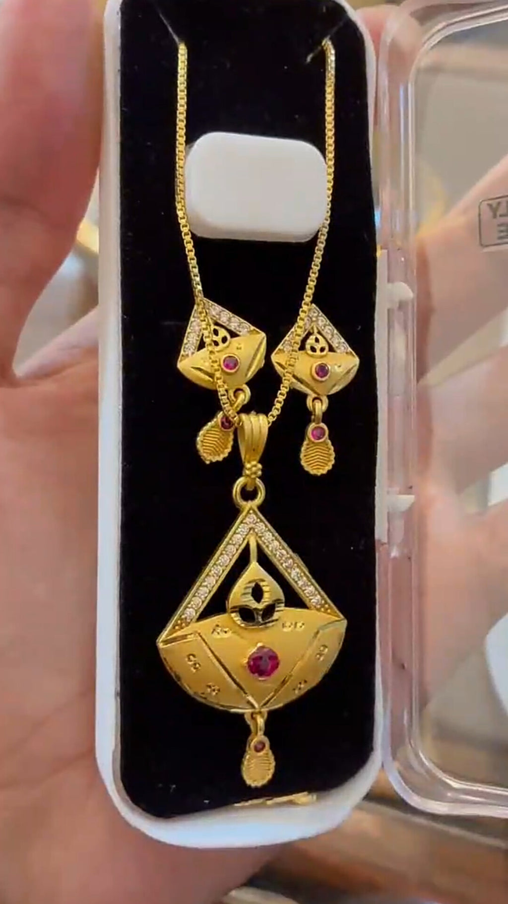 Elegant Designer Pendant Set – Free Jewellery Box Included