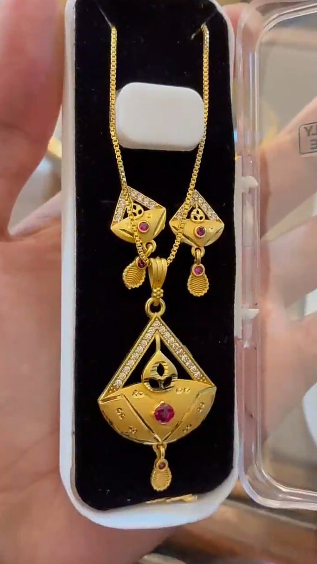 Elegant Designer Pendant Set – Free Jewellery Box Included