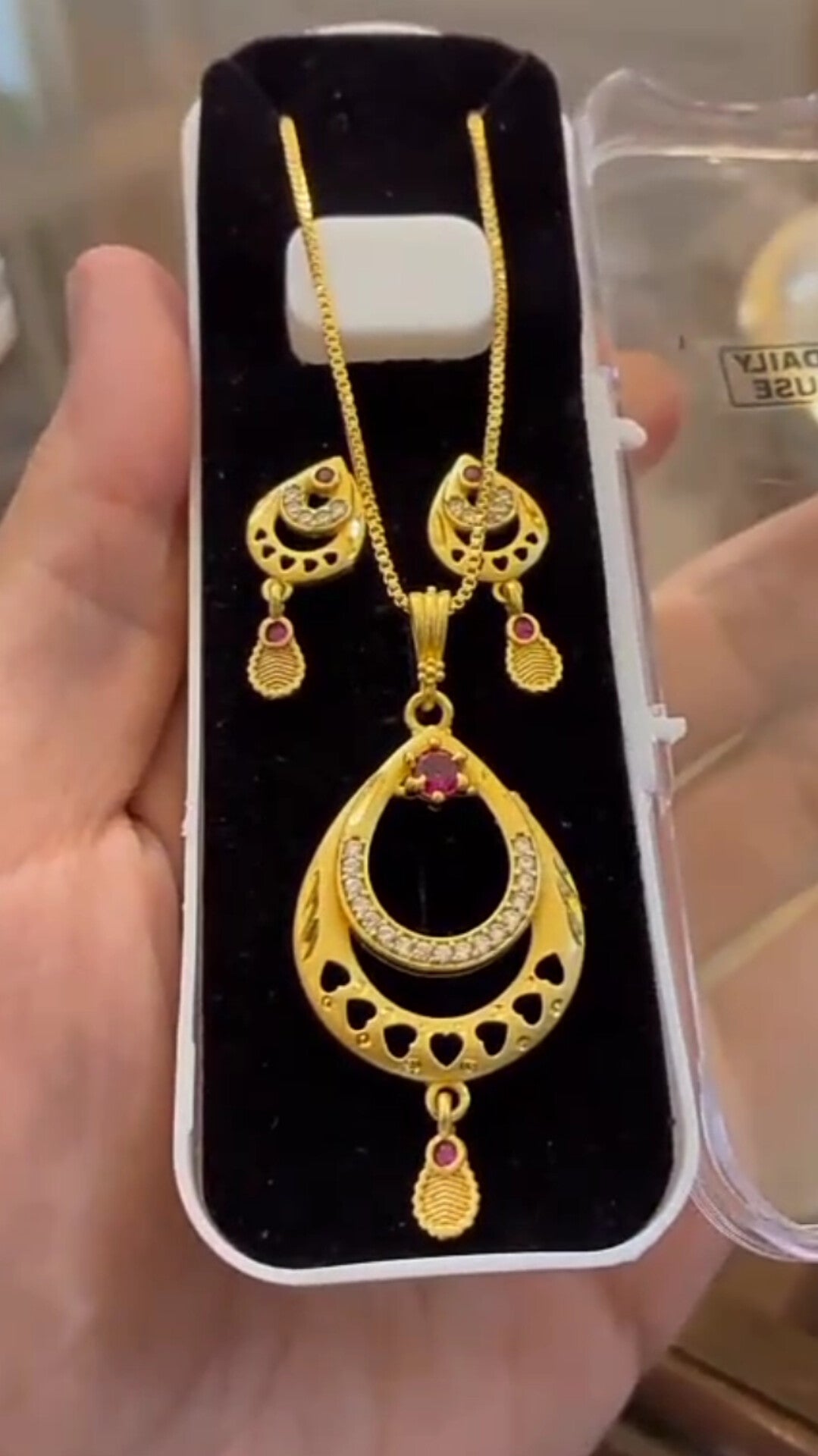 Delicate Designer Pendant Set – Free Jewellery Box Included
