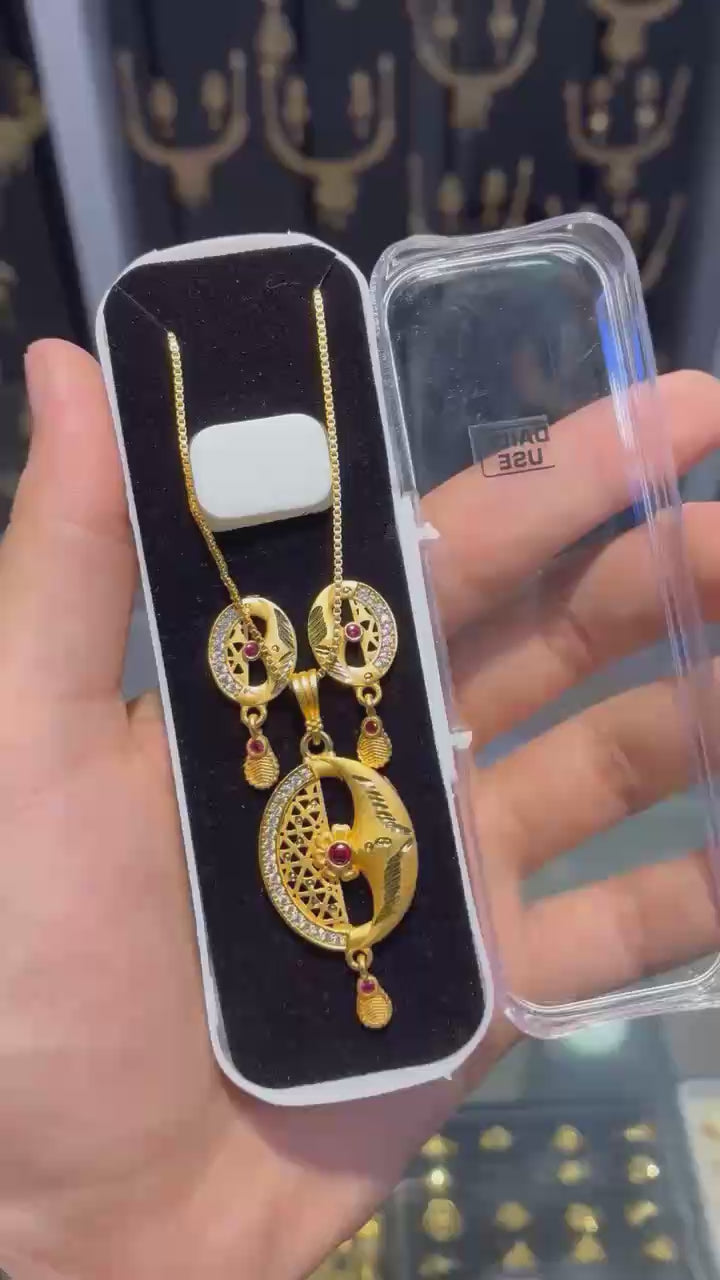 Beautifully Crafted Necklace Set – Free Jewellery Box Included