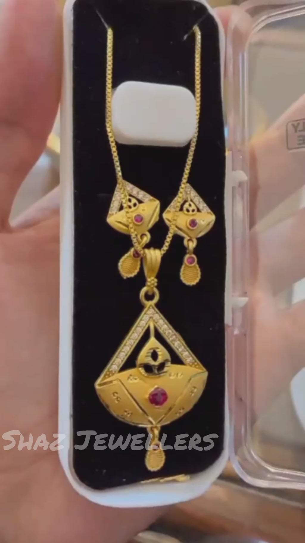 Elegant Designer Pendant Set – Free Jewellery Box Included