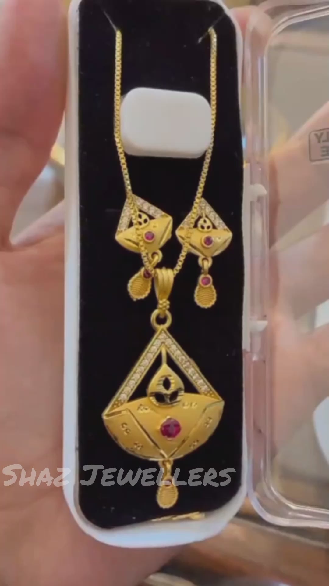 Elegant Designer Pendant Set – Free Jewellery Box Included