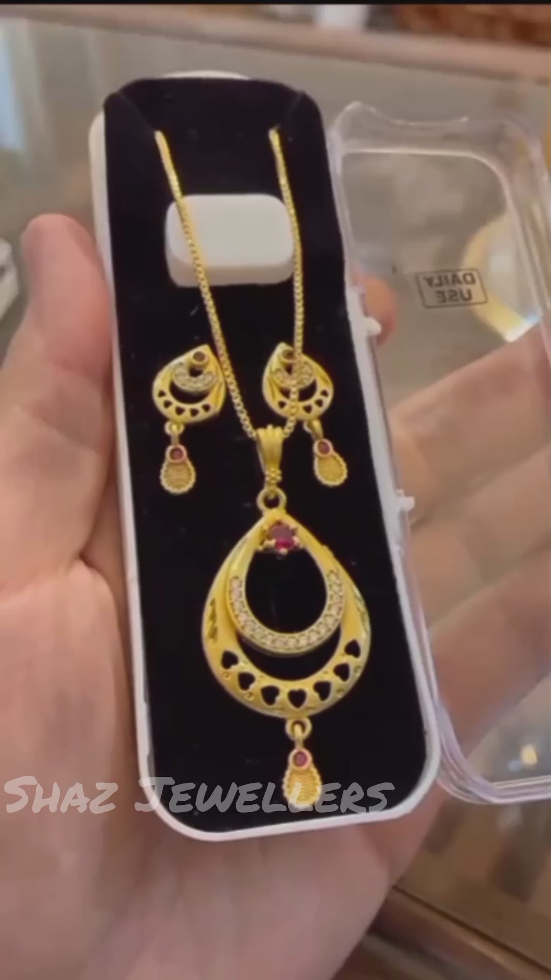 Delicate Designer Pendant Set – Free Jewellery Box Included